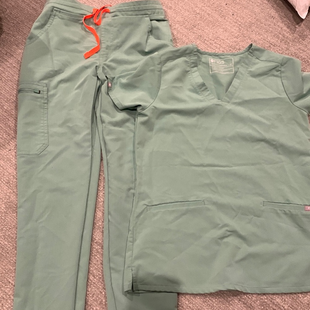 FIGS Women’s jade 3 pocket scrub top+ petite skinny scrub pants (both XS)